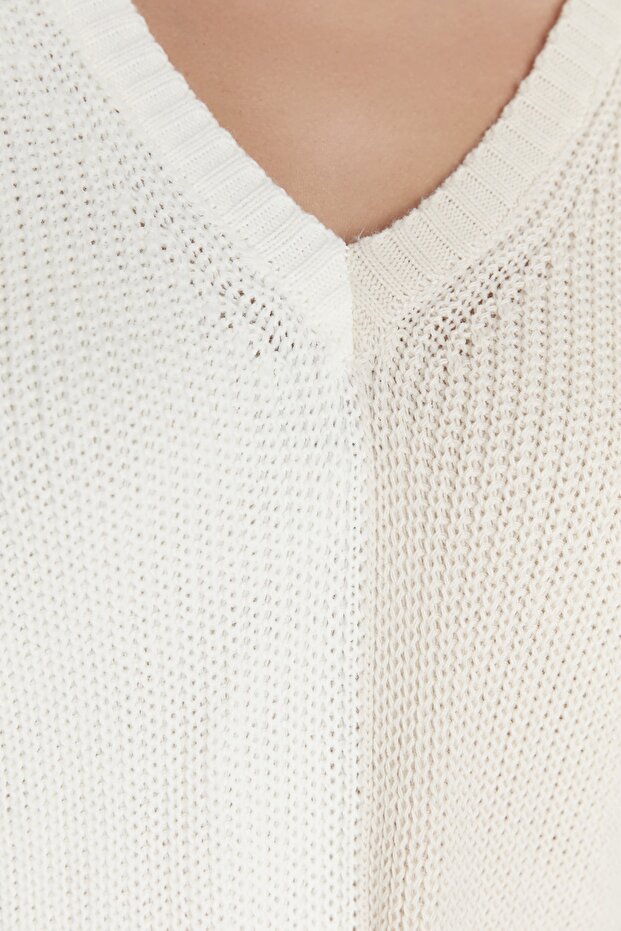 Beiger Strickpullover mit V-Ausschnitt und Farbblockdesign TBBAW23AN00062 - 4