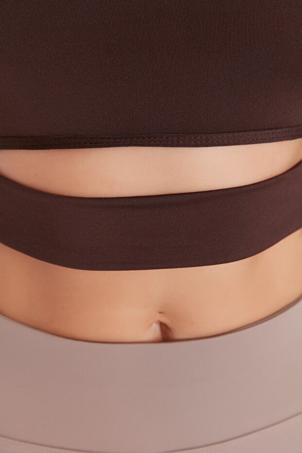 Koyu Kahverengi Crop Pencere/Cut Out ve Baş Parmak Delik Detaylı Örme Spor Üst/Bluz TWOAW21BZ0156 - 4