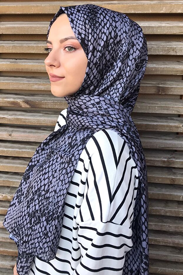 شال قطني بنمط الثعبان باللون الفضي - 1