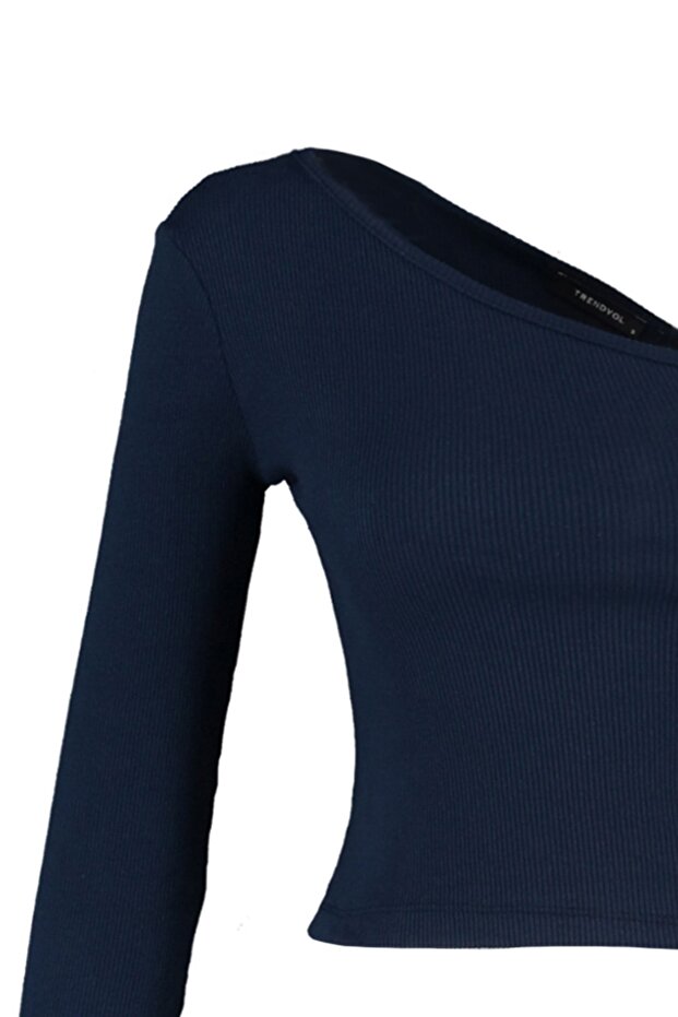 Indigo Fitted/Vücuda Oturan Asimetrik Yaka Omzu Açık Fitilli Esnek Örme Bluz TWOAW23BZ00088 - 6