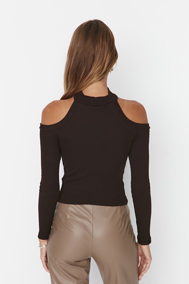 Kahverengi Carmen Yaka Choker Detaylı Fitted/Vücuda Oturan Crop Fitilli Örme Bluz TWOAW22BZ0531 - 5