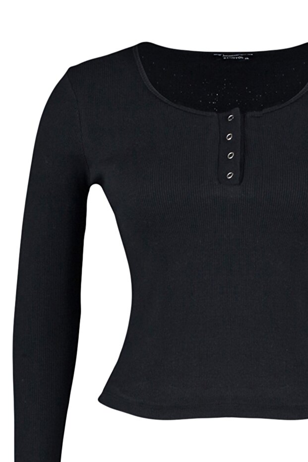 Siyah Havuz Yaka Çıtçıt Detaylı Fitted/Vücuda Oturan Örme Crop Büyük Beden Bluz TBBAW23AF00030 - 9