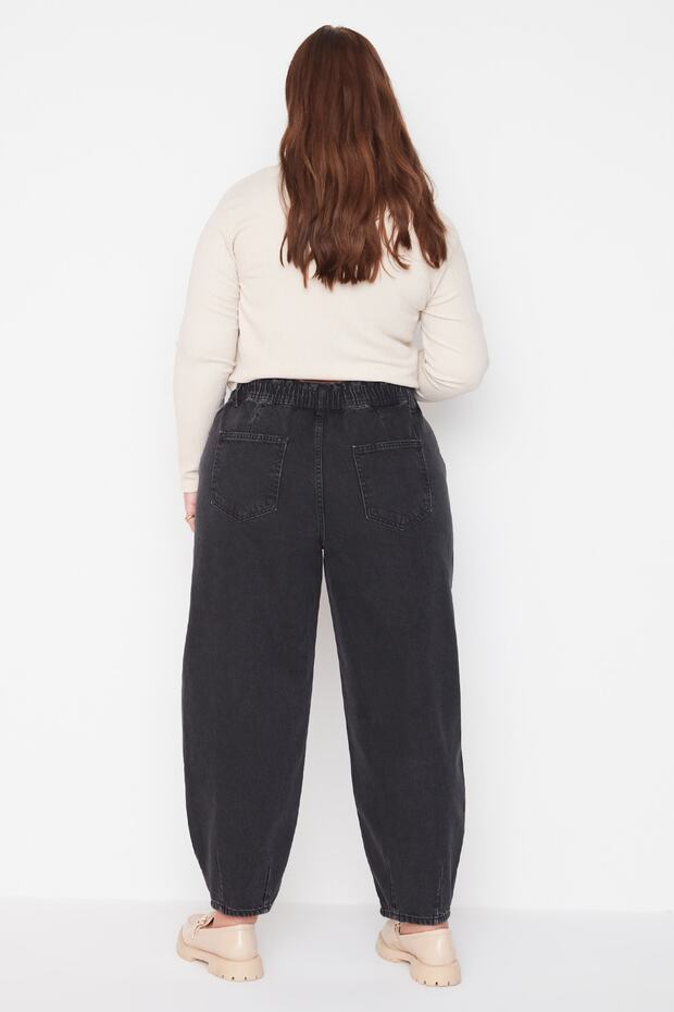 Siyah Yüksek Bel Paça Detaylı %100 Pamuk Cepli Mom Fit Büyük Beden Jeans TBBAW23CJ00007 - 11