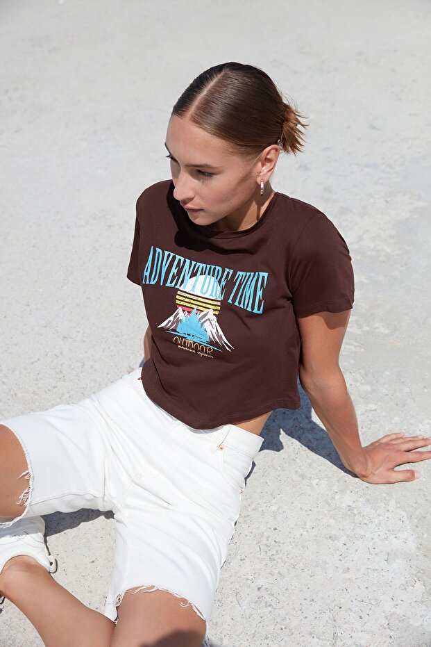 Kahverengi %100 Pamuk Baskılı Basic Crop Bisiklet Yaka Örme T-Shirt TWOSS22TS2190 - 1