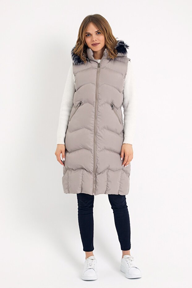 Lange Weste mit Kapuze und Fell in Stein für Damen - 2