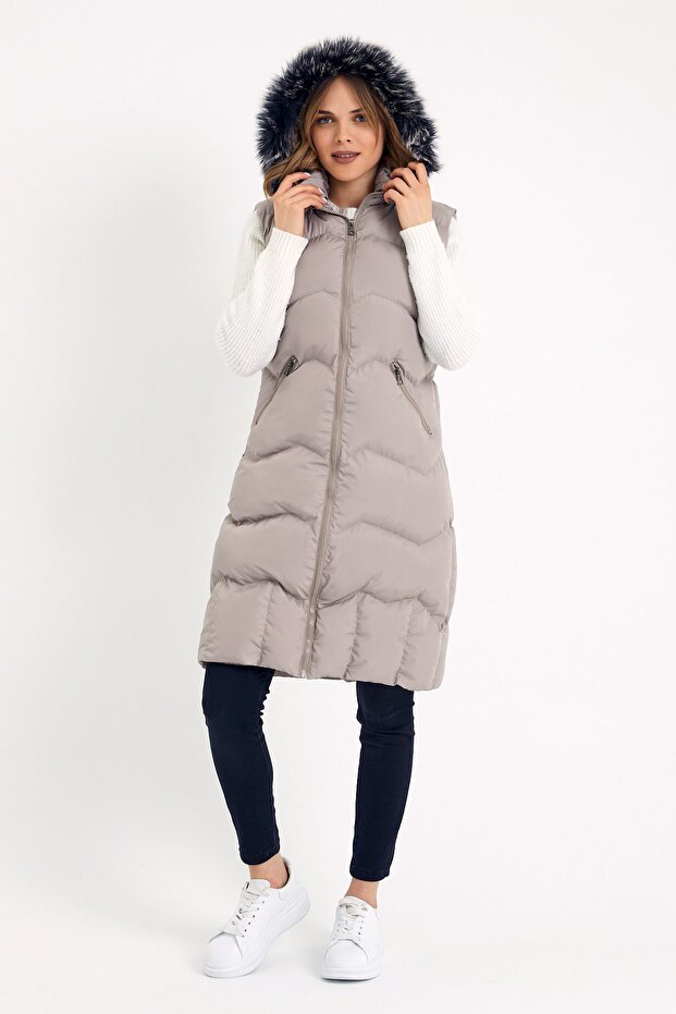 Lange Weste mit Kapuze und Fell in Stein für Damen - 3