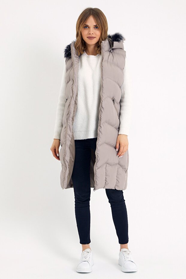 Lange Weste mit Kapuze und Fell in Stein für Damen - 5