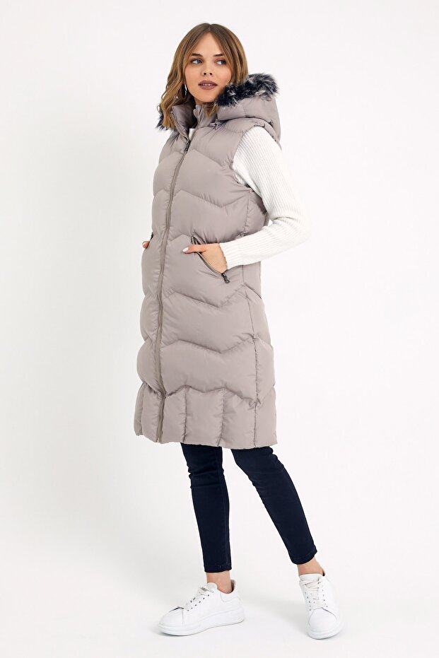 Lange Weste mit Kapuze und Fell in Stein für Damen - 1
