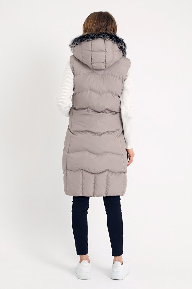 Lange Weste mit Kapuze und Fell in Stein für Damen - 4