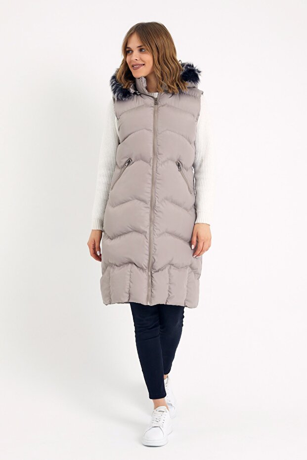 Lange Weste mit Kapuze und Fell in Stein für Damen - 6