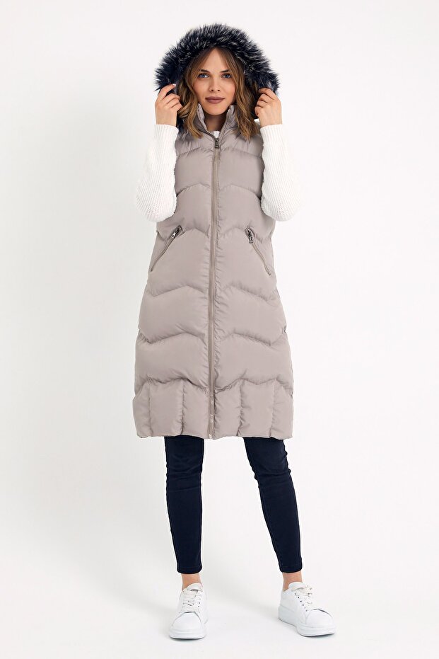 Lange Weste mit Kapuze und Fell in Stein für Damen - 7