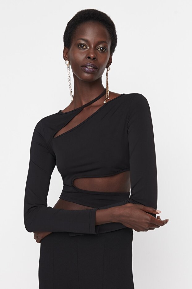Siyah Cut Out/Pencere Detaylı Örme Bluz TPRAW23BZ00031