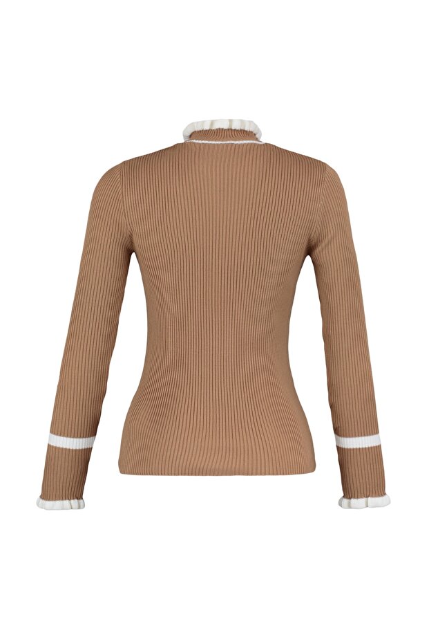 Kamelfarbener Strickpullover mit Blockfarbenmuster TWOAW22KZ1250 - 6