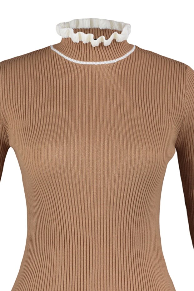 Kamelfarbener Strickpullover mit Blockfarbenmuster TWOAW22KZ1250 - 8