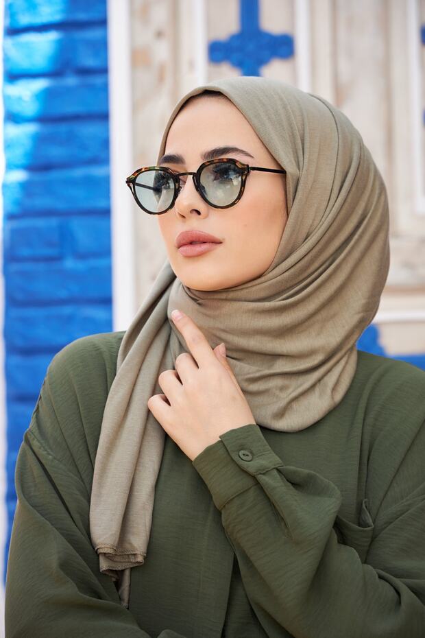 شال من القطن الممشط باللون الأخضر