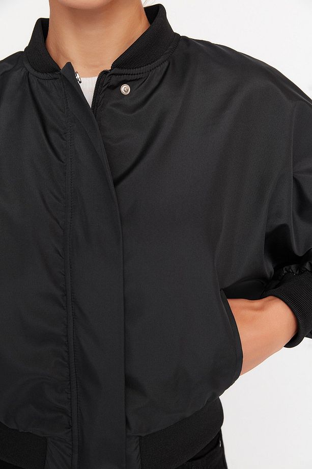 Siyah Oversize Büzgü Detaylı Su İtici Bomber Ceket Mont TWOSS22MO0099 - 4