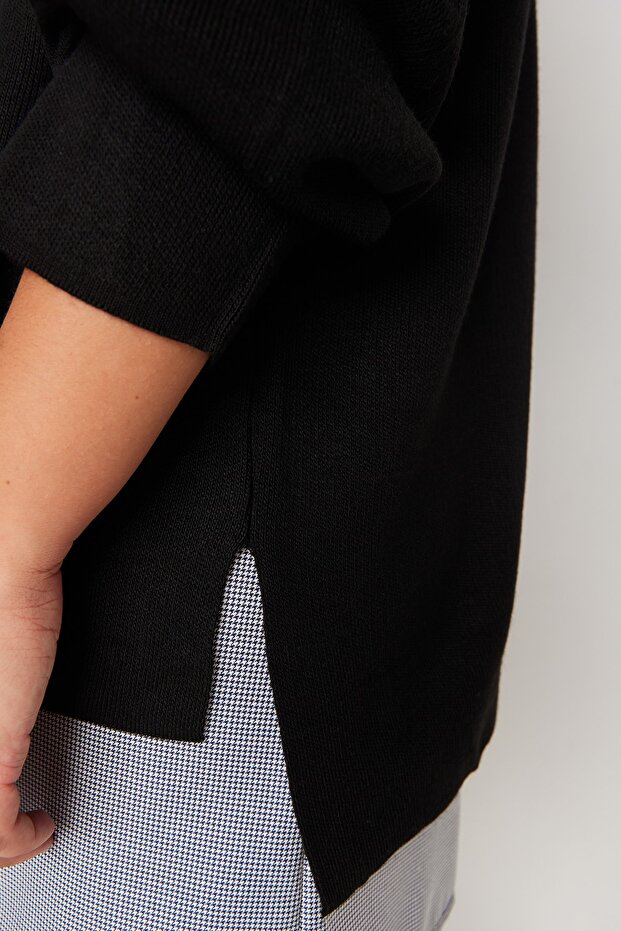 Czarny dzianinowy sweter z rozcięciami po bokach TBBAW23AN00057 - 4