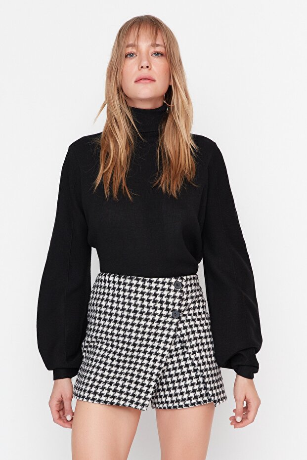 تنورة شورت منسوجة بنقشة Houndstooth باللون الأسود TWOAW23SR00055