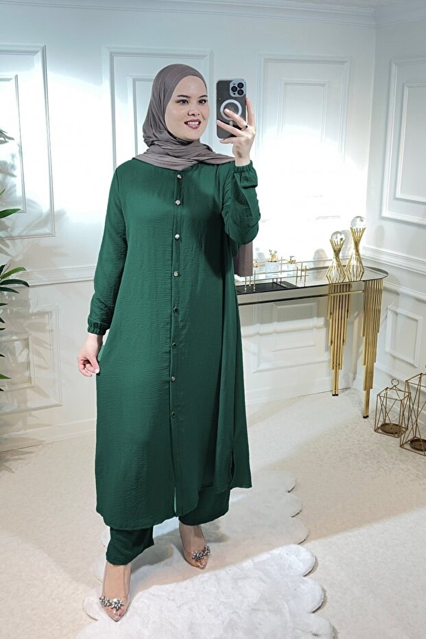 بدلة أيروبين بأزرار زمردية - 1