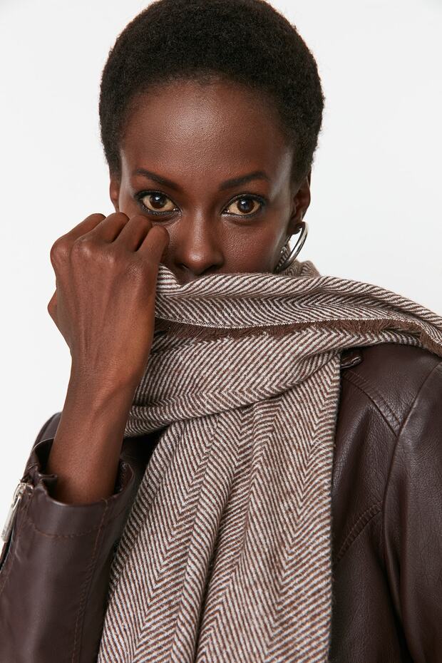 Brązowy miękki szalik damski z fakturą TWOAW22AT0039 - 5