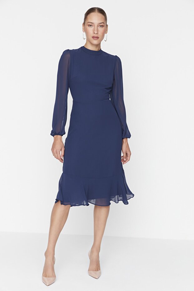 Sukienka z szyfonu w kolorze indygo midi z wycięciem w kształcie litery A, stójką i podszewką - Twoaw20El1313 - 3