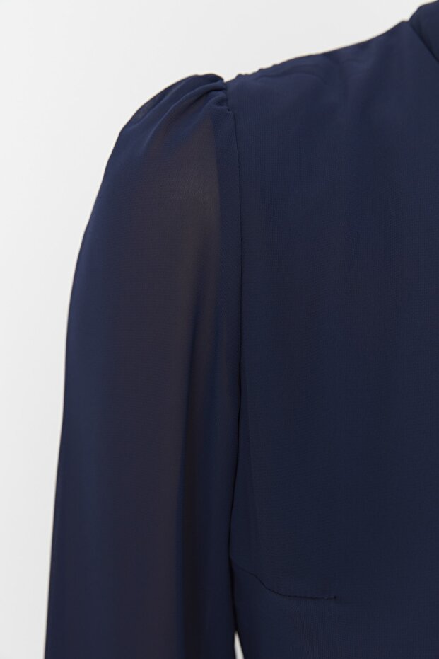 Sukienka z szyfonu w kolorze indygo midi z wycięciem w kształcie litery A, stójką i podszewką - Twoaw20El1313 - 5