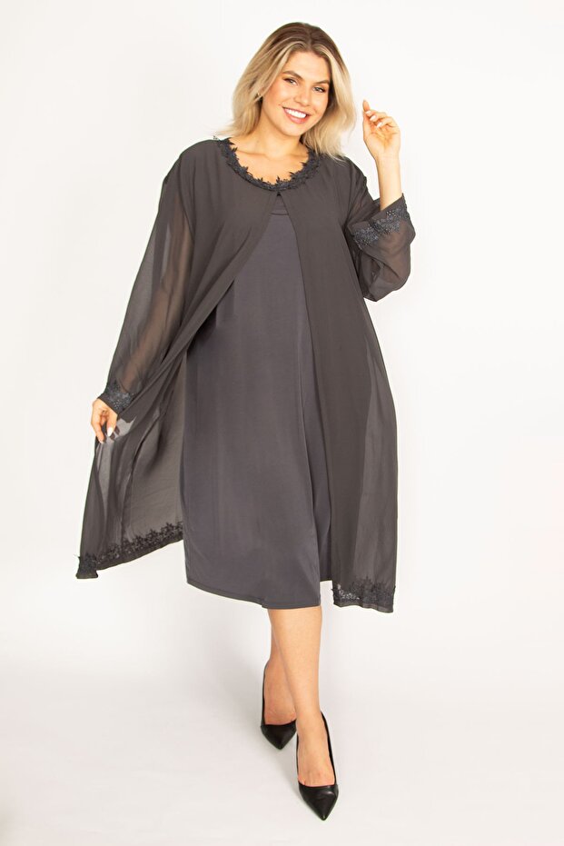 Dámské velké večerní šaty z uzeného šifonu s pelerínem a krajkou 65n34506 - 1