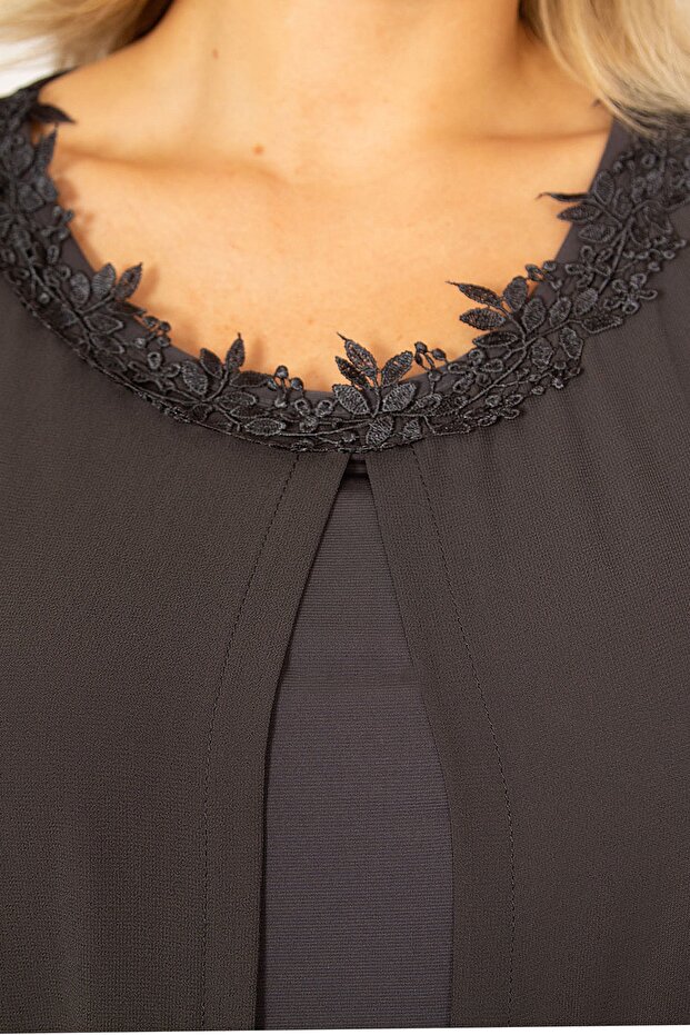 Dámské velké večerní šaty z uzeného šifonu s pelerínem a krajkou 65n34506 - 4