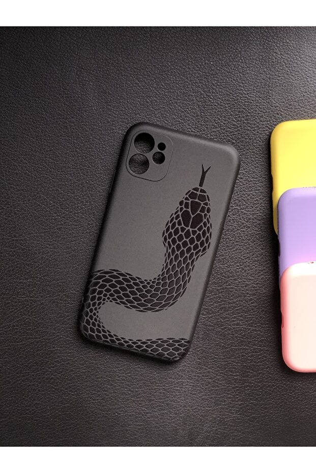 حافظة إطلاق آيفون 11 موديل ثعبان أسود مع حماية للكاميرا - 1