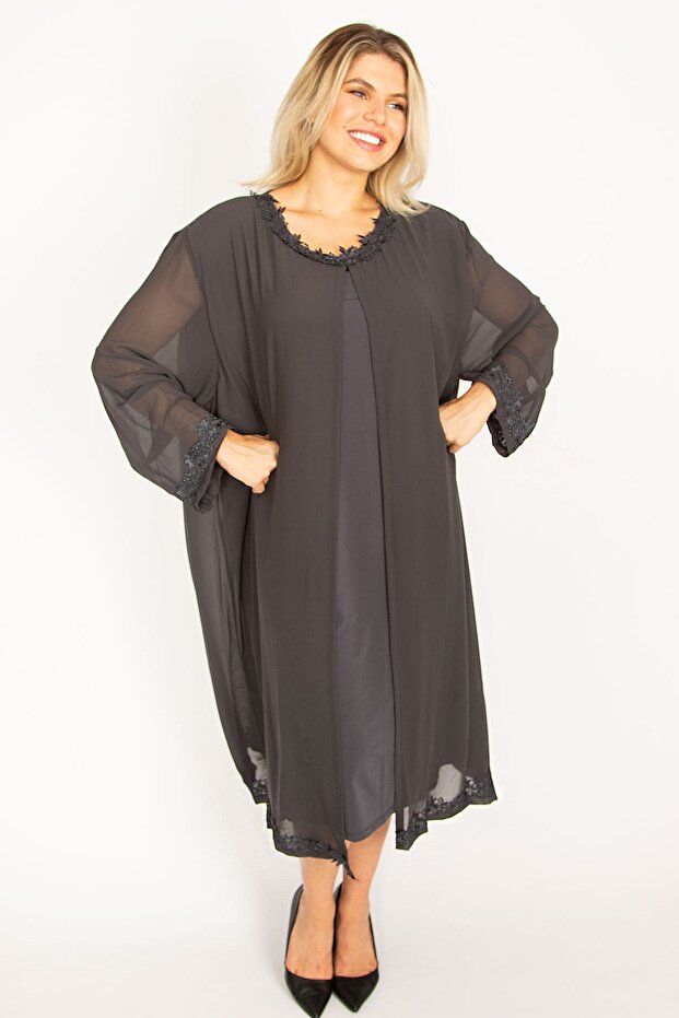 Dámské velké večerní šaty z uzeného šifonu s pelerínem a krajkou 65n34506 - 3