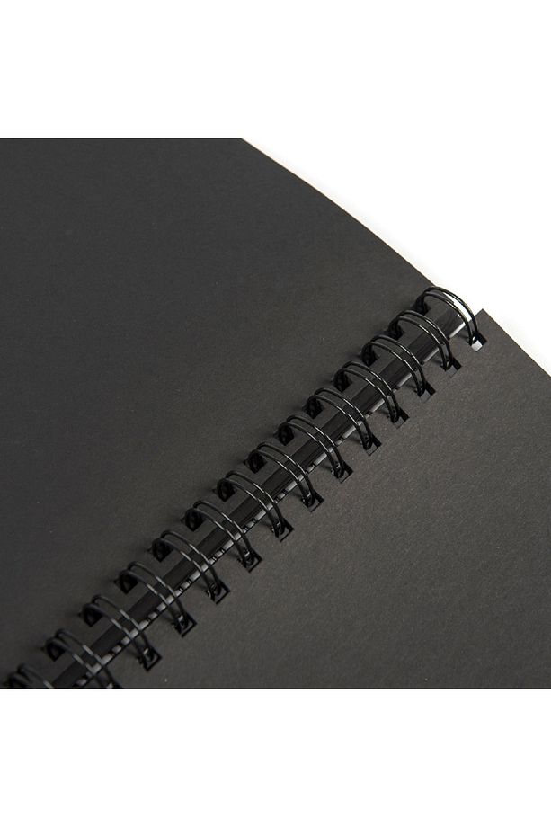 Siyah Yapraklı Kaliteli Spiralli Defter 50 Yaprak 100 Sayfa - 3 Simli Bant - Beyaz Jel Kalem - 3
