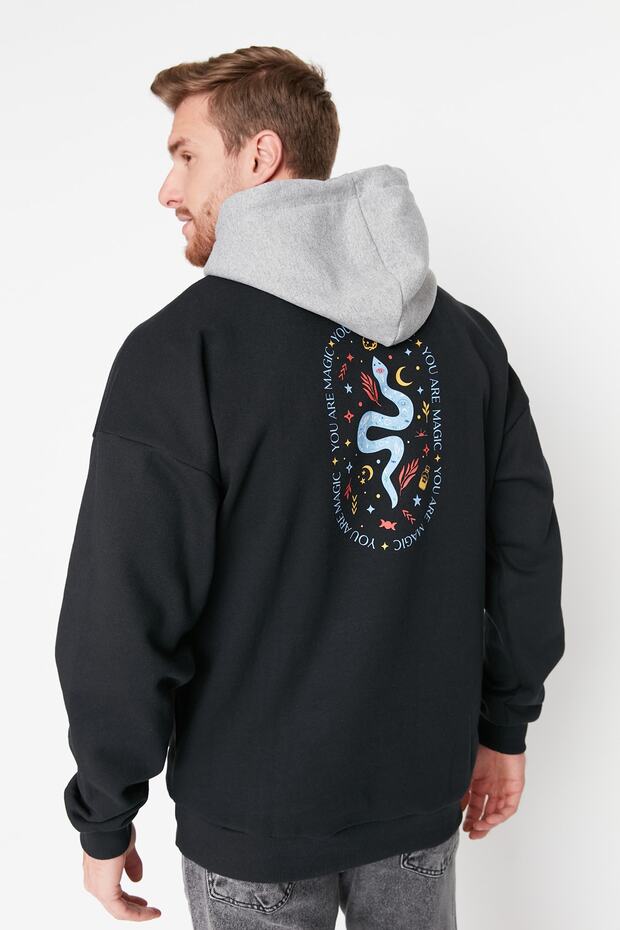 Siyah Oversize/Geniş Kesim Kapüşonlu Yazı Baskılı İçi Polar/Sıcak Tutan Sweatshirt TMNAW23SW00023
