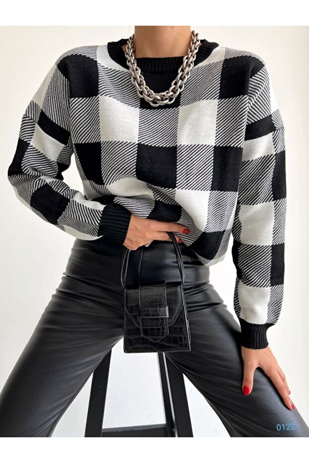 Stylish Black Color Plaid Pattern Round Collar Loose Cut Sweater 0122