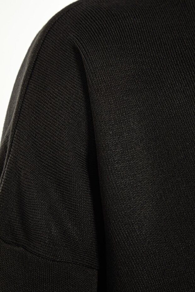 Czarny dzianinowy sweter z rozcięciami po bokach TBBAW23AN00057 - 5