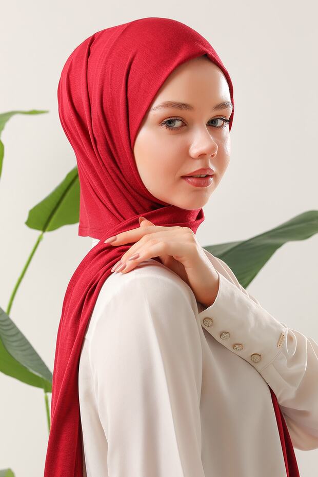 حجاب من القطن الممشط باللون العنابي
