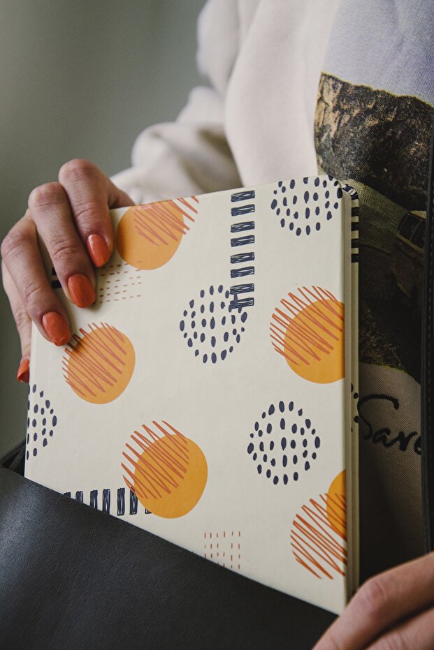 دفتر ملاحظات منقط بغطاء صلب/ جدول أعمال غير مؤرخ - مجلة رصاصة - 1