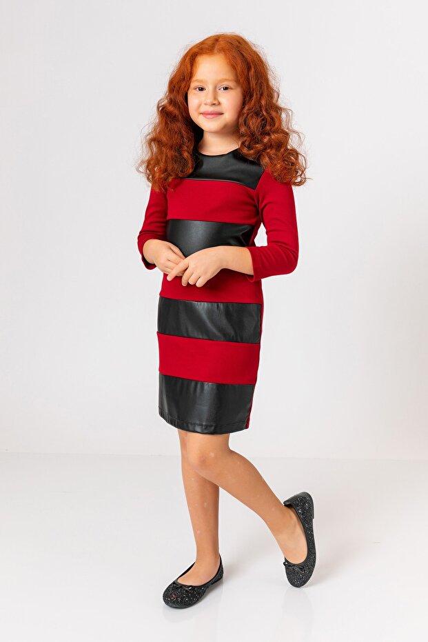 Devojčica u bordo haljini - 1