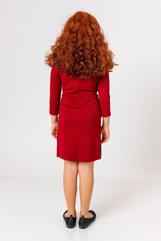 Devojčica u bordo haljini - 4