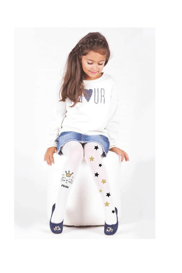 الفتاة منقوشة جوارب طويلة مواء