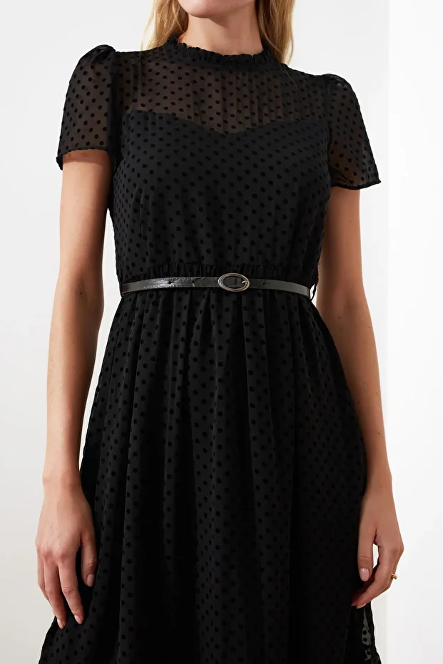 Schwarzes, gefüttertes Midi-Webkleid in A-Linie mit Gürtel TWOSS20EL0983 - 4