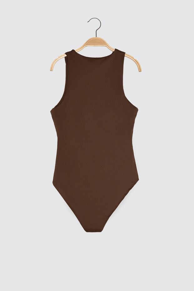Koyu Kahverengi Halter Yaka Vücuda Oturan Esnek Alttan Çıtçıtlı Örme Body TWOSS20BD0044 - 7