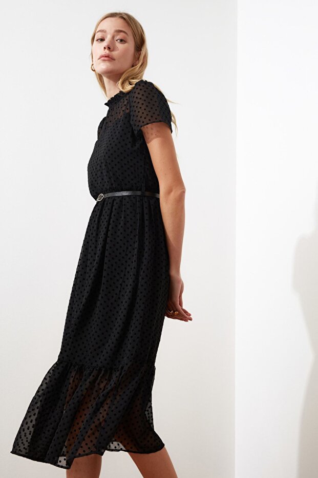 Schwarzes, gefüttertes Midi-Webkleid in A-Linie mit Gürtel TWOSS20EL0983 - 3