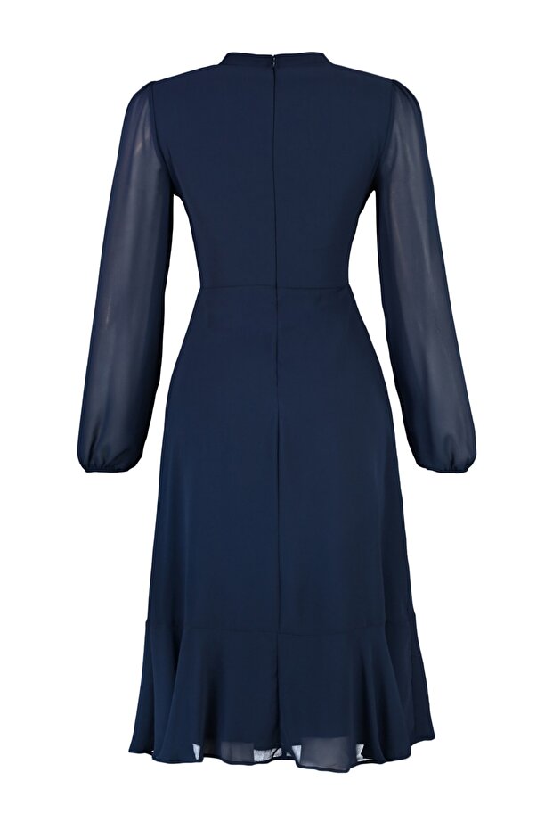 Sukienka z szyfonu w kolorze indygo midi z wycięciem w kształcie litery A, stójką i podszewką - Twoaw20El1313 - 7