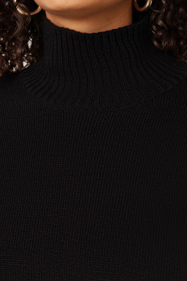 Czarny sweter z golfem i opadającymi ramionami TBBAW23AN00136 - 2