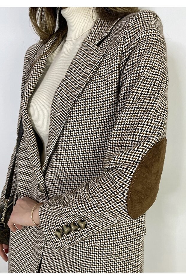 سترة بليزر مزدوجة الصدر ومبطنة باللون البني ومزودة بزر واحد ومفصلة - 4