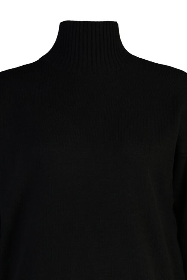 Czarny sweter z golfem i opadającymi ramionami TBBAW23AN00136 - 7