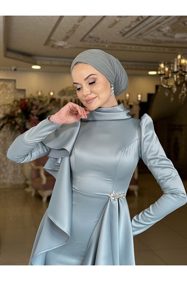 فستان سهرة باللون الأخضر الجليدي