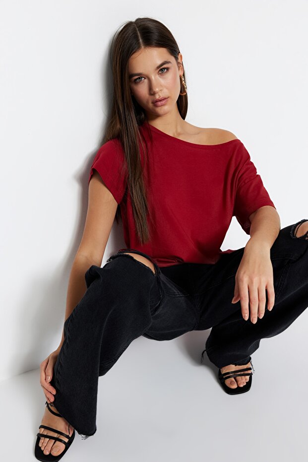 Kırmızı %100 Pamuk Oversize/Geniş Kalıp Kayık Yaka Örme T-Shirt TWOSS20TS0140 - 1