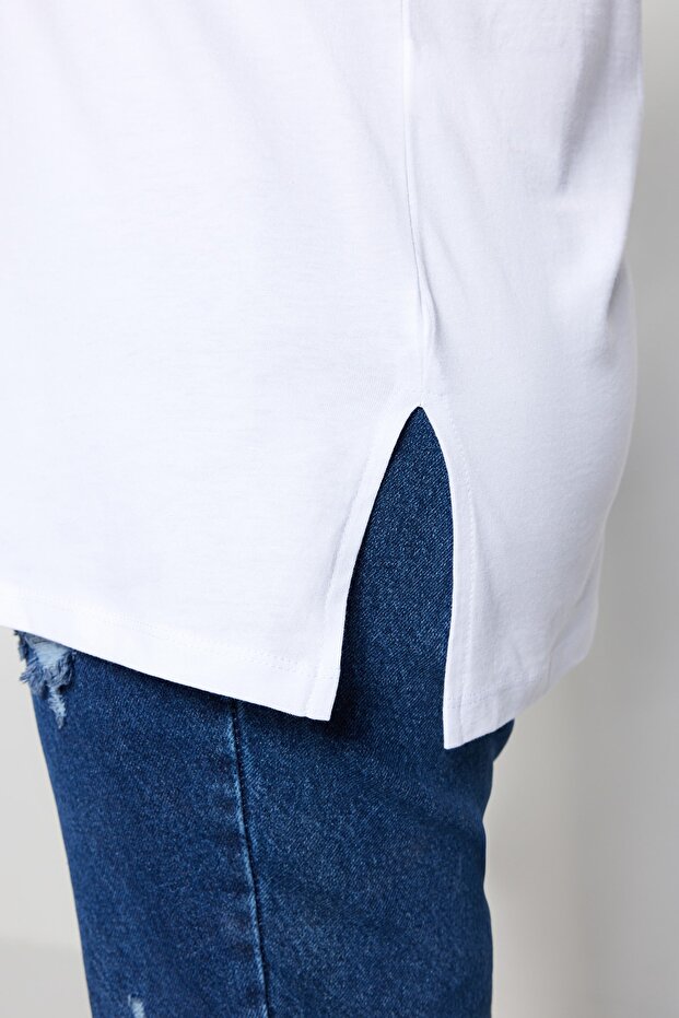 Beyaz Relaxed V Yaka Yırtmaçlı %100 Pamuk Örme T-Shirt TBBSS22BF0036 - 4