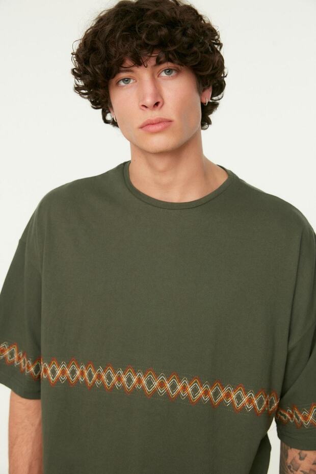 Haki Oversize/Geniş Kesim Bisiklet Yaka Kısa Kollu İşlemeli %100 Pamuk T-Shirt TMNSS21TS1889 - 2